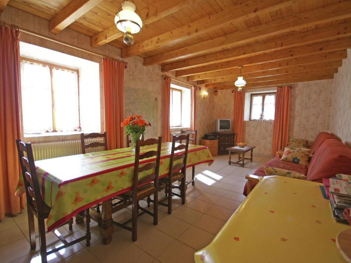 Spacious Holiday Home Near The Forest Esmoulieres Kültér fotó